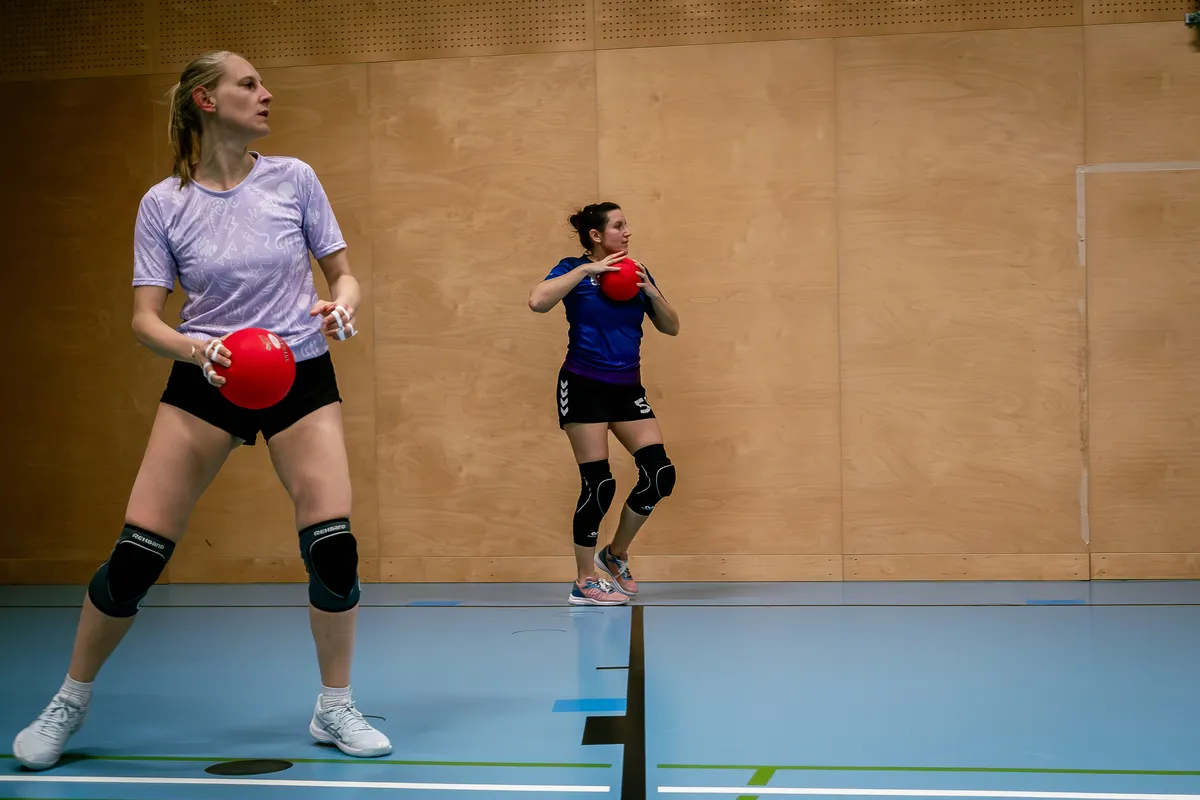 Völkerball Wien — Spielerinnen bereit zum Wurf