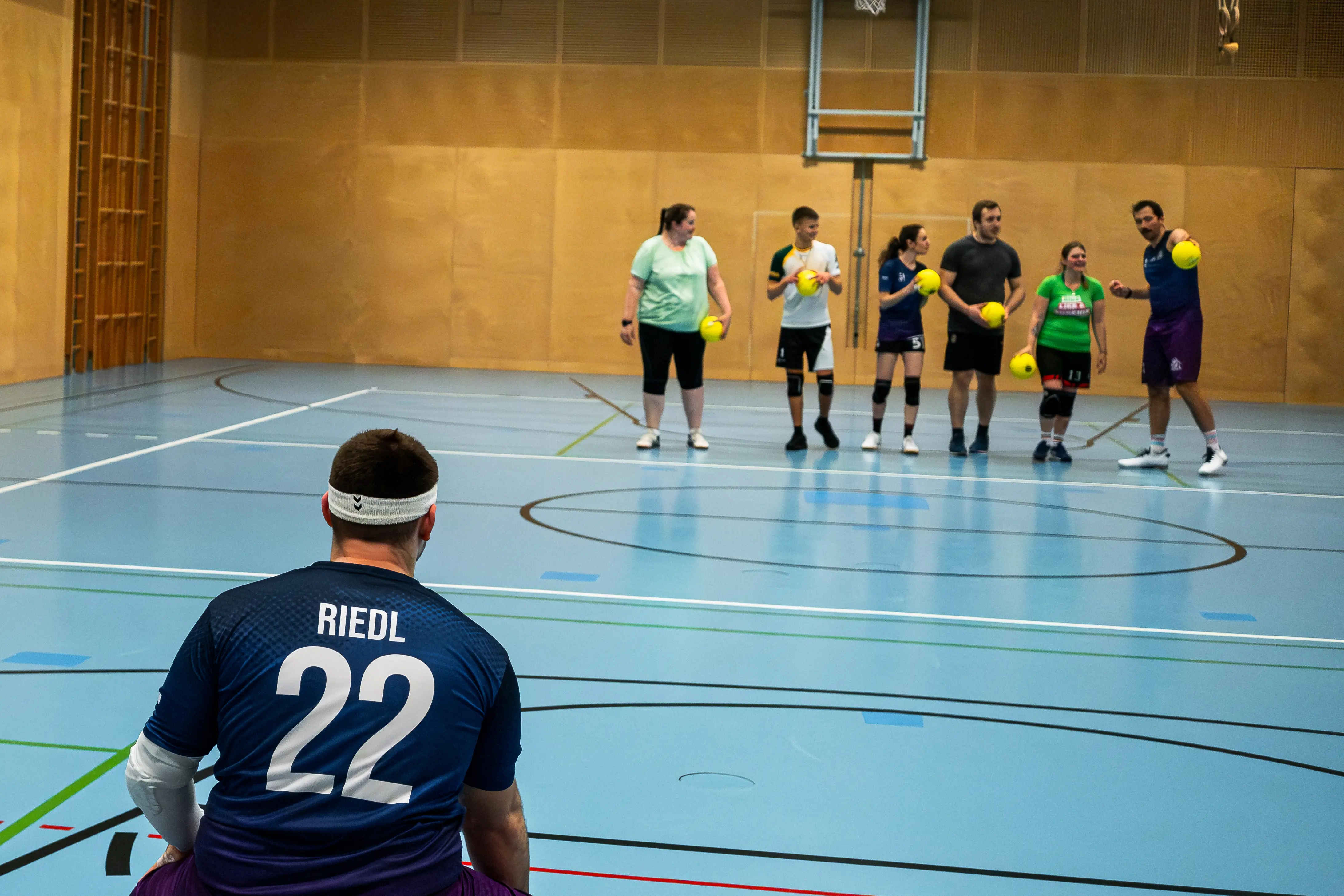 Dodgeball Training in Wien — Spieler stellt sich den Gegnern